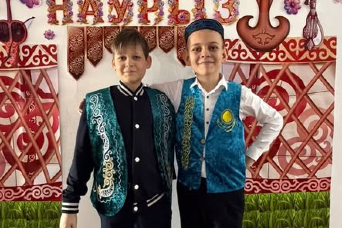 В рамках декады Наурызнама в нашей школе с особой торжественностью был отмечен День национальной одежды.